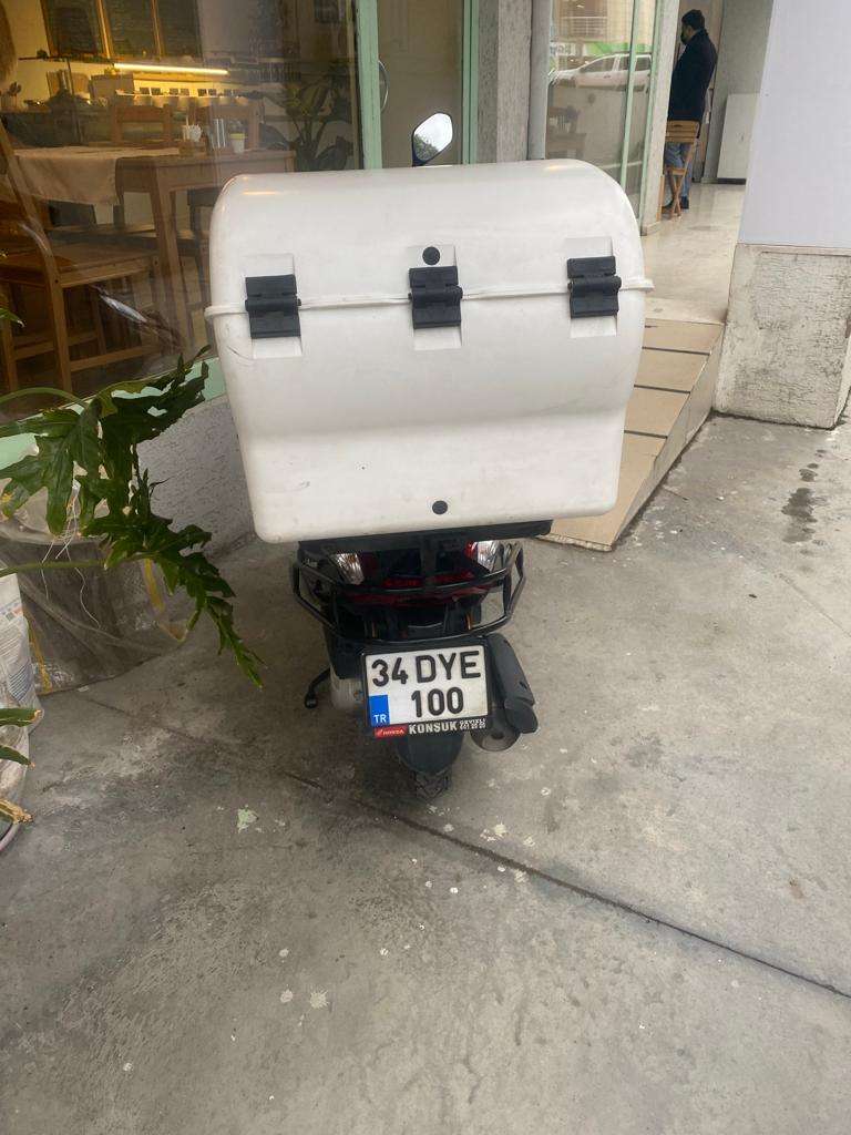 Honda Activa lacivert beyaz çantalı