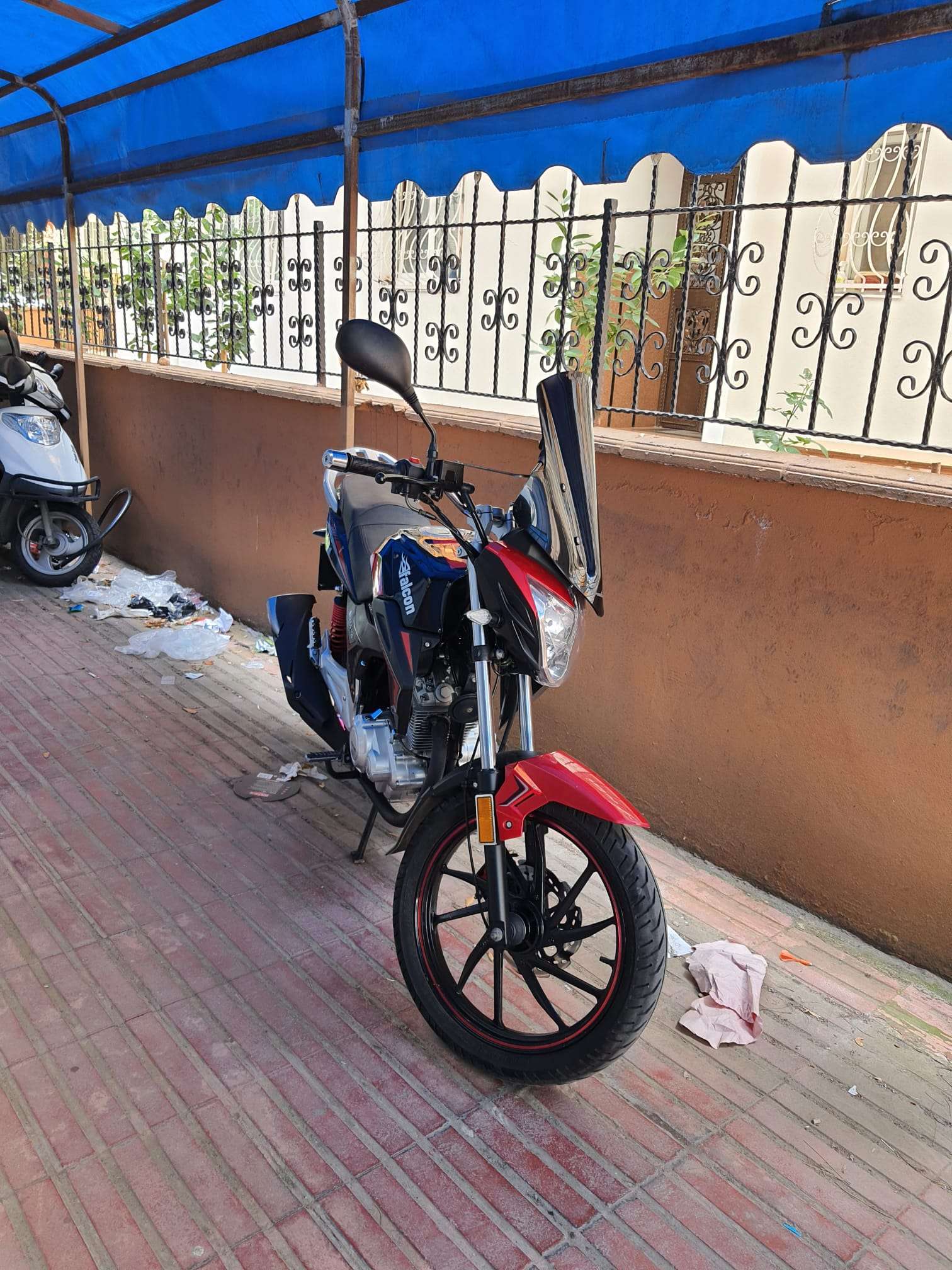 Çalınan motorum falcon mexico siyah üstüne kırmızı çizgili